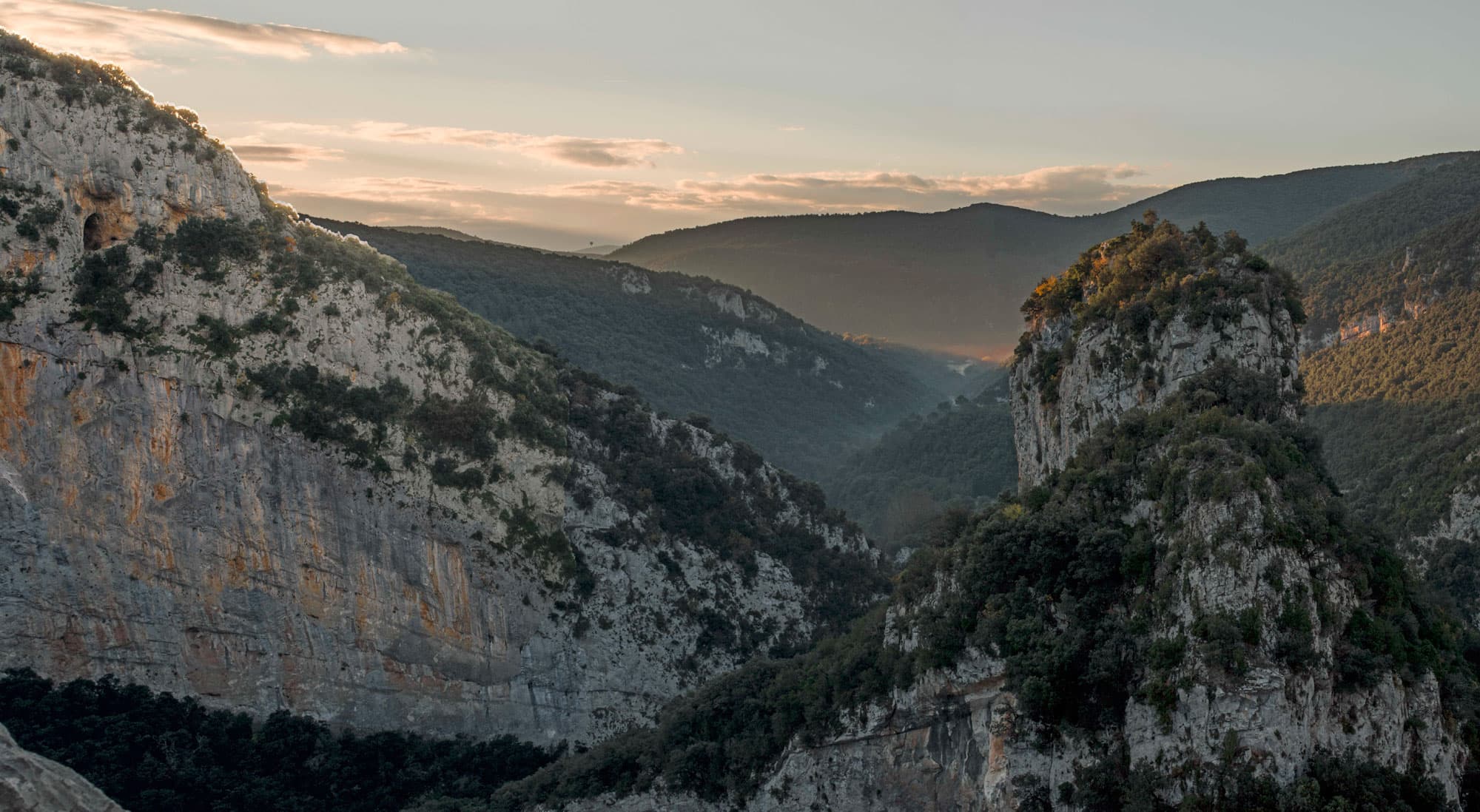 Sortida de sol sobre el congost de Sadernes, entre el Bisbe i l'Espasa